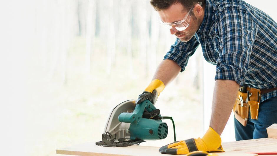 Hombre cortando madera